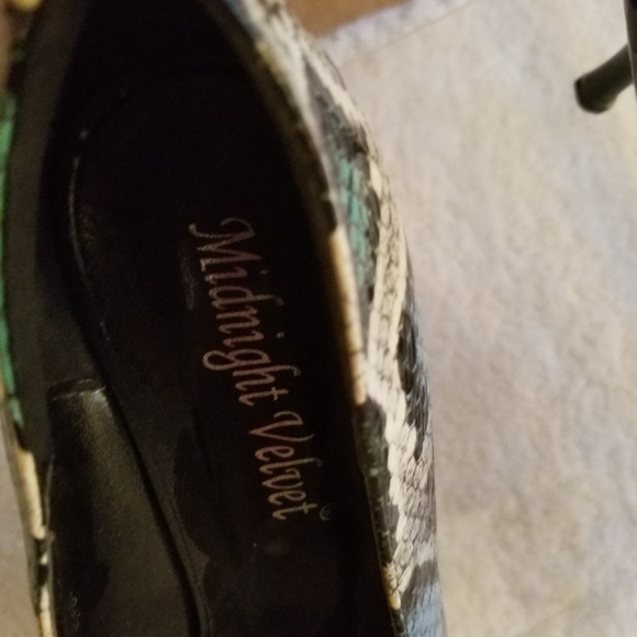MIDNIGHT VELVET HEELS - Picture 5 of 5